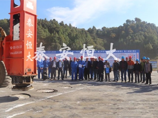 尋沾高速指揮部組織路基液壓強(qiáng)夯施工觀(guān)摩會(huì)