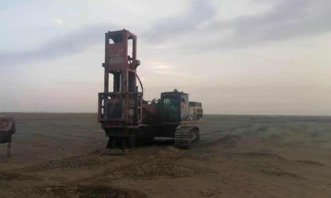 HC150挖掘機(jī)強(qiáng)夯機(jī)在沙特國際機(jī)場(chǎng)中的應(yīng)用（搭配cat349挖機(jī)原地基夯實(shí)）
